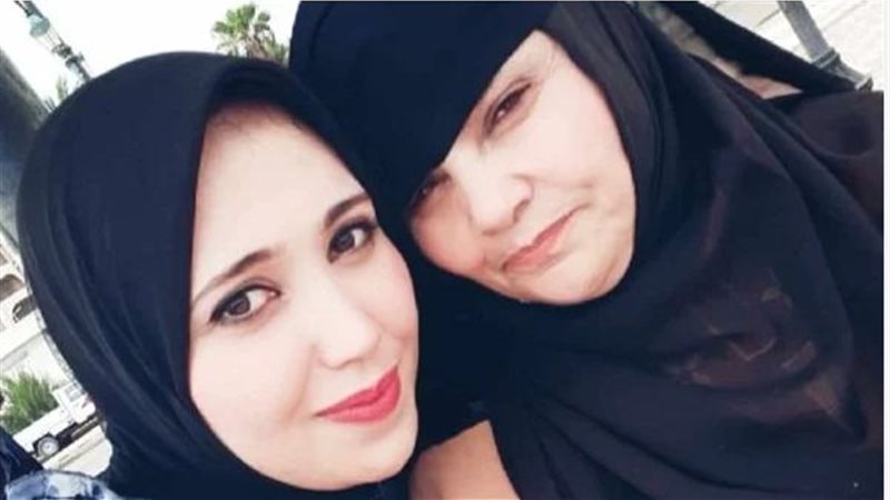 فتحية الباز ووالدتها،