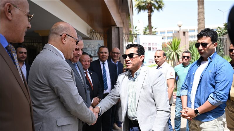 أشرف صبحي يصل سوهاج
