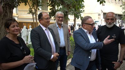 رئيس جامعة حلوان يفتتح معرض 