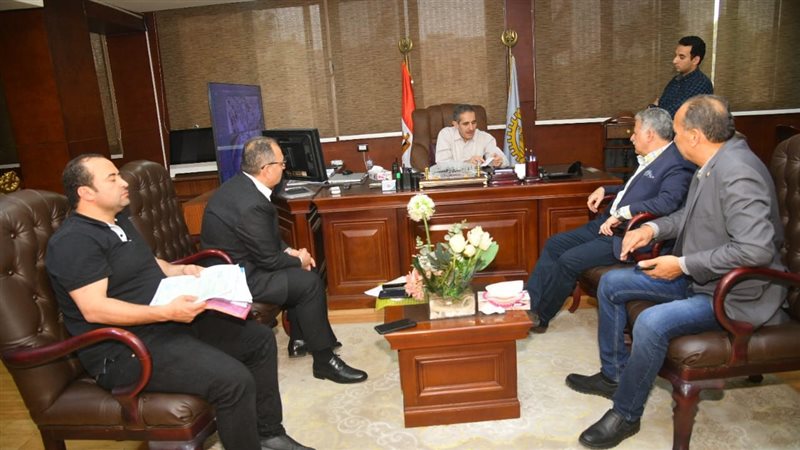 محافظ الغربية يلتقى