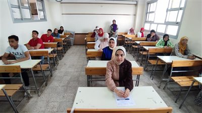 فرحة بين طلاب الصف الثاني الإعدادي بالقاهرة بسبب امتحان العلوم (فيديو)