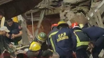 الحماية المدنية تبحث عن ضحايا أسفل عقار كرموز المنهار