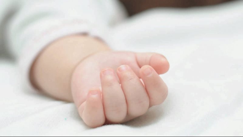 أب يعتدى على طفلته