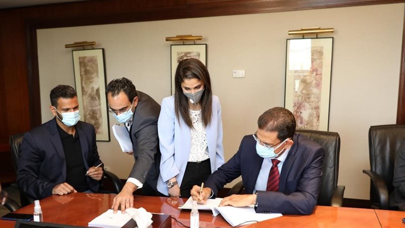 تخارج راية من بريق