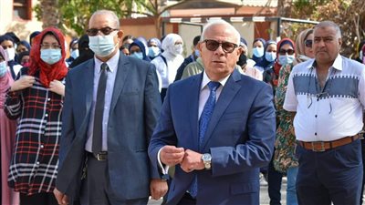 محافظ بورسعيد يفصل طالبتين في واقعة تهديد زميلتهما بمطواة| صور