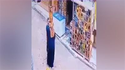 أم تنقذ ابنها من الصعق بالكهرباء.. ومعلقون: هي الدين الوحيد اللي مش هتقدر تسده | فيديو
