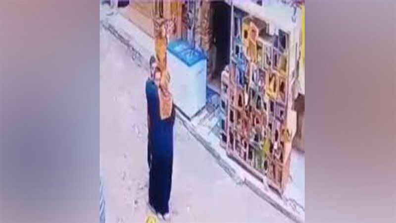 أم تنقذ ابنها من