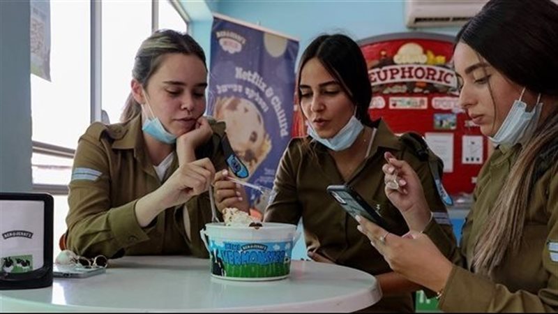 جنديات يتناولن آيس