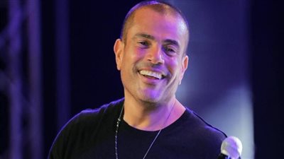 عمرو دياب يشعل المسرح بأغنية 