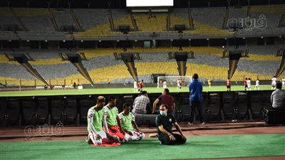 بدلاء الزمالك يؤدون صلاة العشاء أثناء مباراة طلائع الجيش| صور 