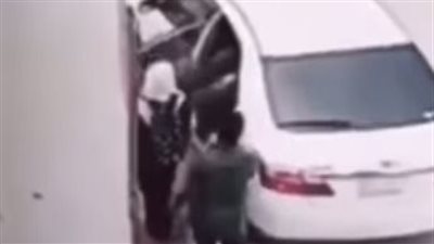 لحظة اختطاف طالبة تثير غضب نشطاء مواقع التواصل الاجتماعي | فيديو