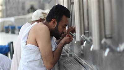 تفسير شرب ماء زمزم في المنام وعلاقته بكثرة الرزق وإنجاب أبناء صالحين 