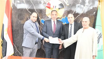 محافظ الفيوم يسلم عقدتمويل المشروعات الصغيرة بقيمة 4 ملايين جنيه