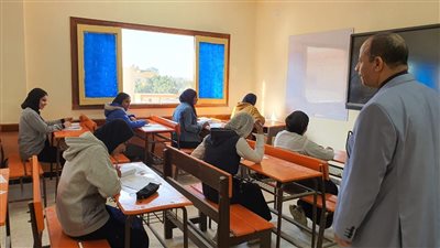 طلاب الشهادة الإعدادية بالقاهرة يبدأون امتحان الدراسات الاجتماعية 