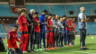 لاعبو الأهلي يؤدون صلاة العشاء باستاد رادس بتونس (صور)