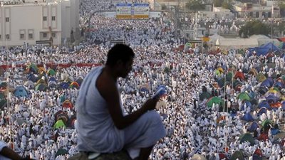 ما حكم الحج والعمرة لمن يقوم بمساعدة غيره في أداء المناسك؟