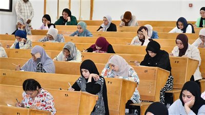4421 طالبا يؤدون امتحانات علم الجودة إلكترونيًا وورقيًا بجامعة القناة (صور) 