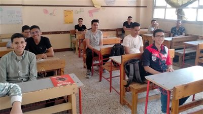 طلاب الشهادة الإعدادية بالقاهرة والجيزة يؤدون امتحان مادتي العلوم والهندسة