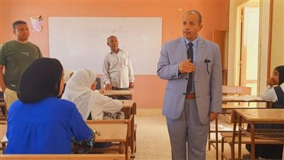 وكيل تعليم الأقصر يتابع امتحانات الشهادة الإعدادية بإدارة إسنا