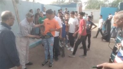 بالتفتيش بالعصا الإليكترونية، 77 ألف طالب يؤدون امتحان الإعدادية في مادة العلوم بأسيوط (فيديو) 