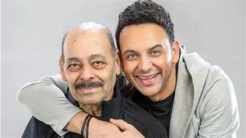 الفنان مصطفى قمر