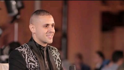 القبض على مصمم أزياء شهير بتهمة تهريب 55 ألف دولار بمطار القاهرة