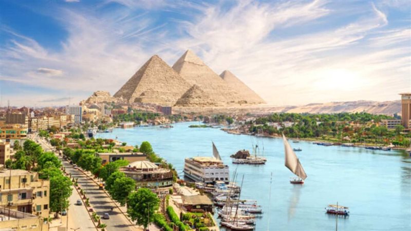 نهر النيل والأهرامات،
