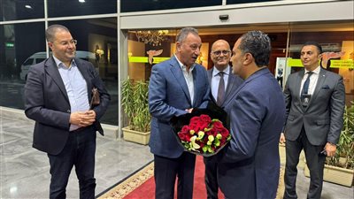 الخطيب يستقبل بعثة الترجي فور وصولها إلى القاهرة بالورود ( صور) 