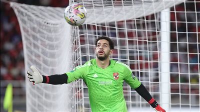 رغم الإصابة، مصطفى شوبير يدعم بعثة الأهلي في قطر 