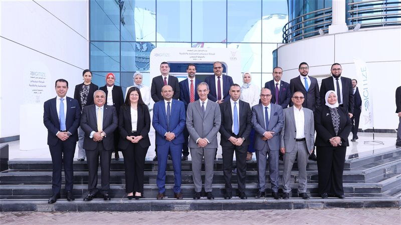 وزير الاتصالات خلال