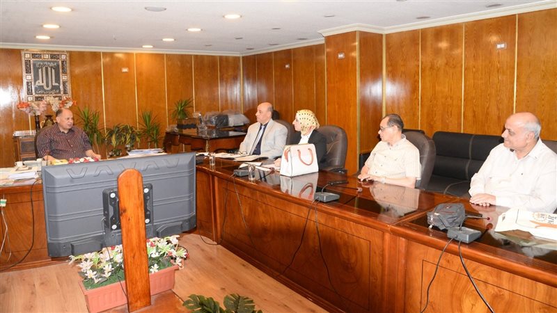 محافظ أسيوط يبحث