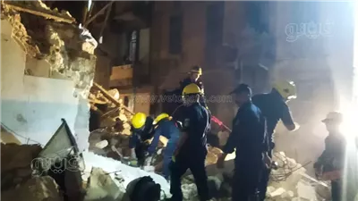 لحظة استخراج ضحايا عقار الإسكندرية المنهار (فيديو)
