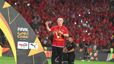 كولر يطوف أرجاء إستاد القاهرة لتحية جماهير الأهلي (فيديو)