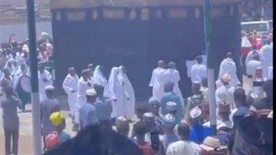 يطوف حولها العشرات بملابس الإحرام، حقيقة بناء كعبة جديدة في نيجيريا (فيديو)