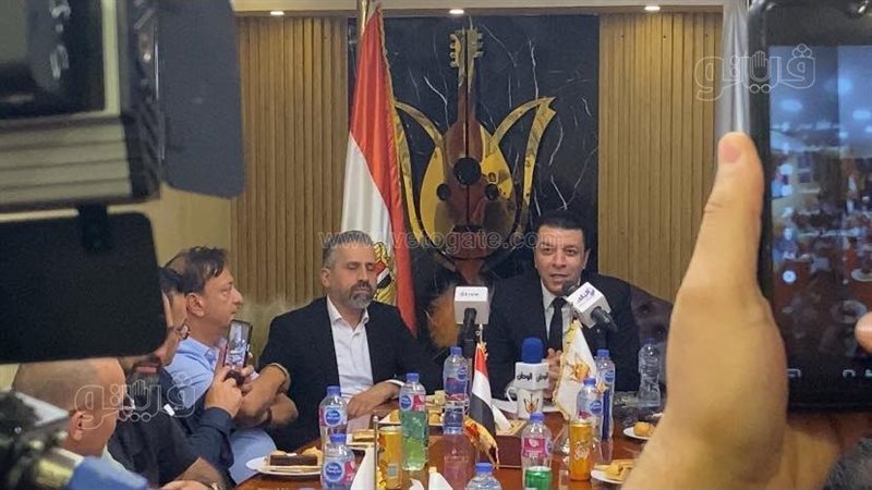 مصطفي كامل يكرم نقيب