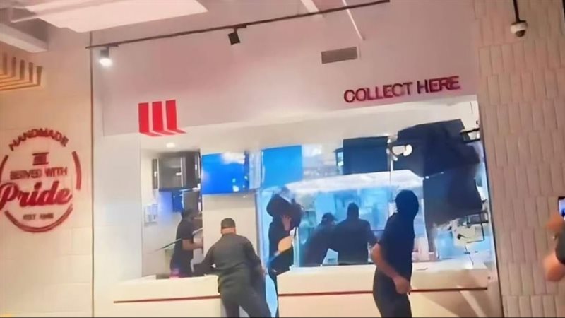 تحطيم مطعم أمريكي