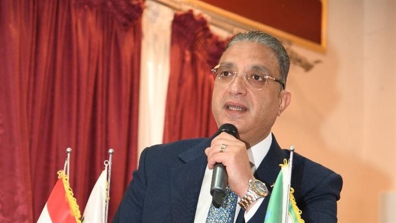 محافظ الفيوم يسلم