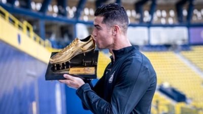 الدوري السعودي، رونالدو يتسلم جائزة الحذاء الذهبي 
