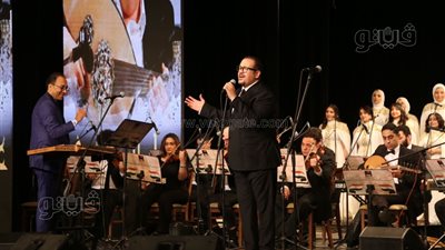 هشام عباس يتعرض لموقف محرج في احتفالية عمار الشريعي، ما القصة؟ (فيديو)