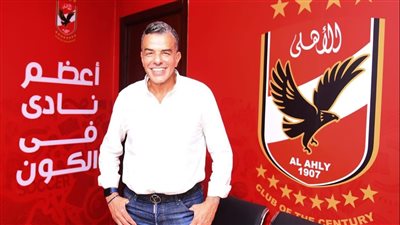 مرتجى يجتمع مع لاعبي الأهلي في معسكر الإمارات 