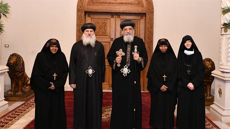 البابا تواضروس يتعرف
