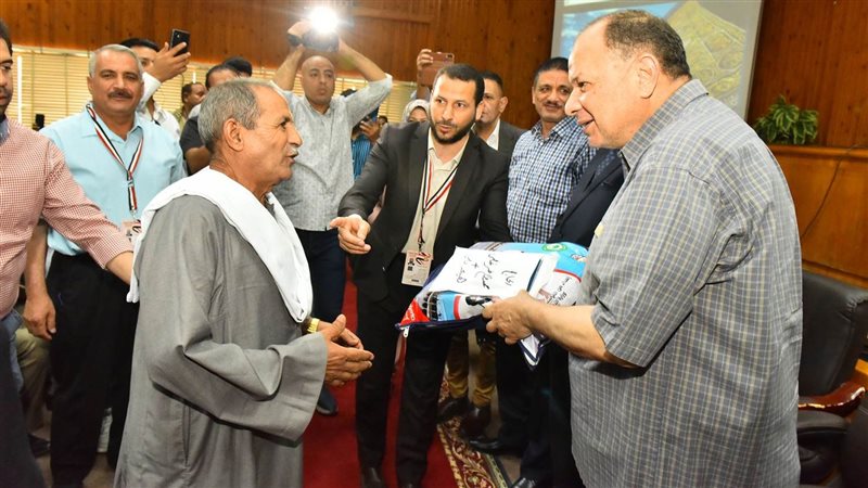 محافظ أسيوط يوزع