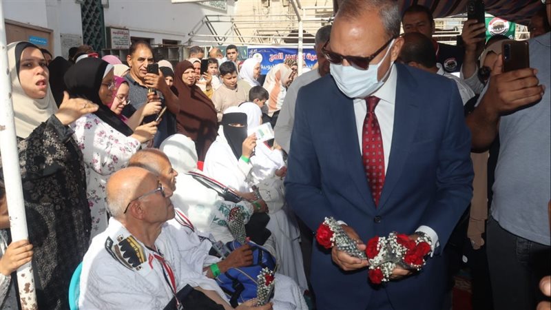 محافظ القليوبية يوزع