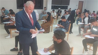 رئيس جامعة قناة السويس يُتابع سير الامتحانات داخل الكليات (صور)