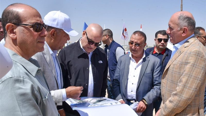 وزير الإسكان ومحافظ