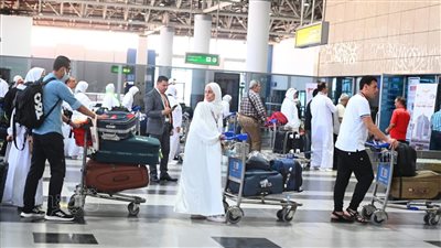 مطار القاهرة يرتدي ثوب الإحرام، توافد الحجاج للتوجه إلى الأراضي المقدسة (فيديو وصور)