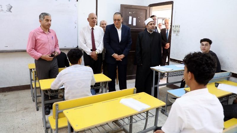 محافظ الشرقية خلال