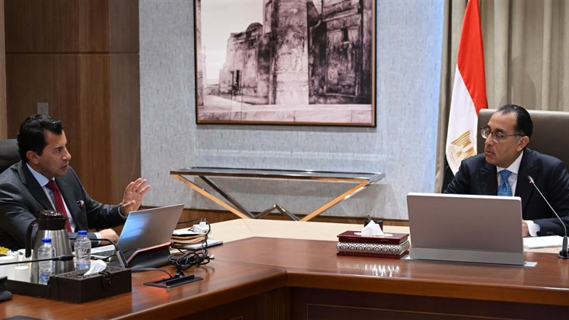 رئيس الوزراء مع وزير