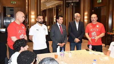 وزير الرياضة يدعم المنتخب الوطني قبل مواجهة بوركينا فاسو (صور)
