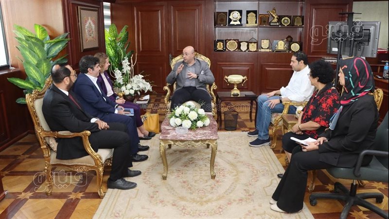 محافظ بني سويف يلتقي